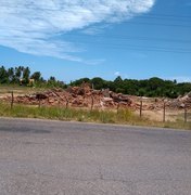 Construção de hotel abandonado é demolida em Maragogi