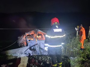 Carro colide em poste e deixa vítima fatal em Porto Calvo