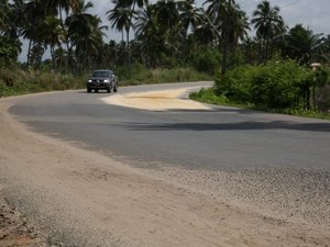 Areia na pista obriga condutores a redobrar atenção na AL 101 Norte, em Maragogi