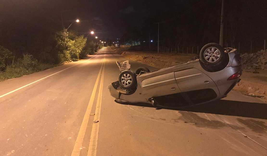 Motorista foge de supostos assaltantes e capota veículo em Maceió