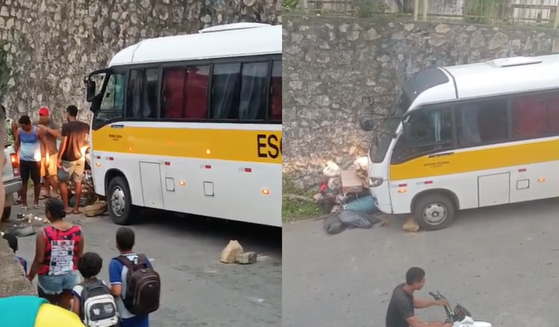 Ônibus escolar desce ladeira sem motorista e assusta moradores em Ipioca