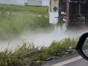 Risco: caminhão carregado com oxigênio líquido tomba na BR-424