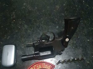 Dupla é presa com arma de fogo e munições em Boca da Mata