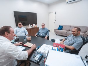 Bispo de Penedo visita prefeito Luciano Barbosa no Centro Administrativo