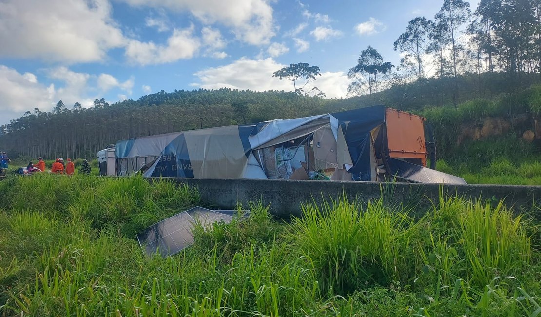 Tombamento de carreta deixa feridos e carga é saqueada na BR-101, em Messias