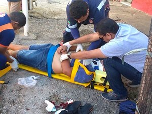 Duas pessoas ficam feridas após colisão contra placa de sinalização em Arapiraca 