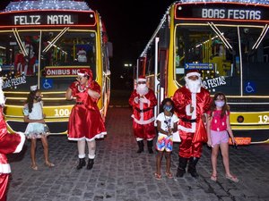 Ônibus natalinos encantam maceioenses durante carreata iluminada