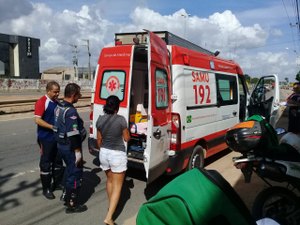 Colisão entre moto e ambulância deixa mulher ferida em Arapiraca