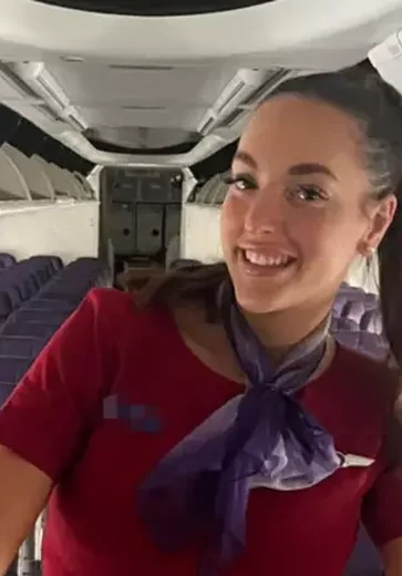 Ex-comissária de bordo precisou abandonar o trabalho por conta do tamanho do bumbum