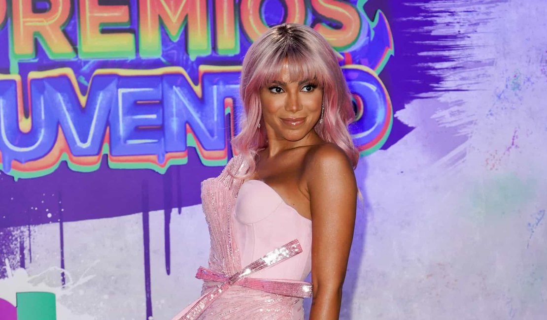 Anitta arrasa em festa de gala com look ousado e cabelo cor-de-rosa