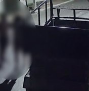 Homem é flagrado por câmeras de monitoramento espancando companheira em Carneiros