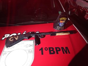 Denúncia anônima leva polícia a apreender espingarda artesanal na Vila Brejal