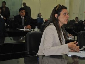 Deputada defende adoção de cotas para mulheres nos parlamentos