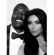 Kim Kardashian ganha de Kanye West quadro