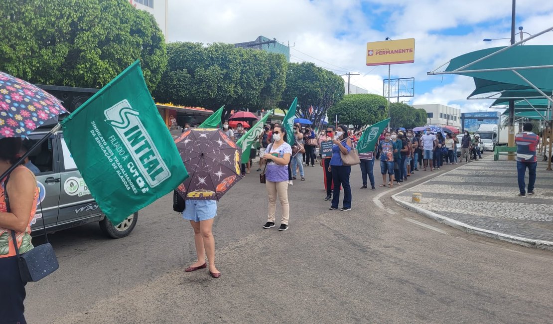 Professores grevistas tem salários cortados em Delmiro Gouveia