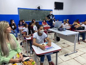 Prefeita Ceci Rocha continua agenda de visitas às escolas para acompanhar volta às aulas