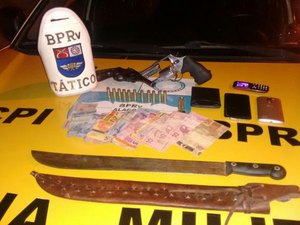 Para fugir da polícia, homens armados entram em motel