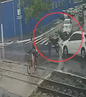 Carro atinge motociclista que é arremessado em cruzamento, no bairro Poço