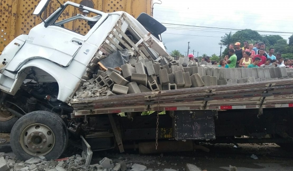 Colisão entre caminhões deixa um morto e dois feridos