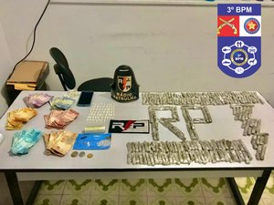 Adolescente é apreendido com 233 bombinhas de maconha e 65 pinos de cocaína