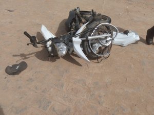 Colisão traseira entre carro e moto deixa homem ferido no agreste