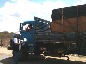 Operação especial vistoria mais de 260 veículos de carga no interior