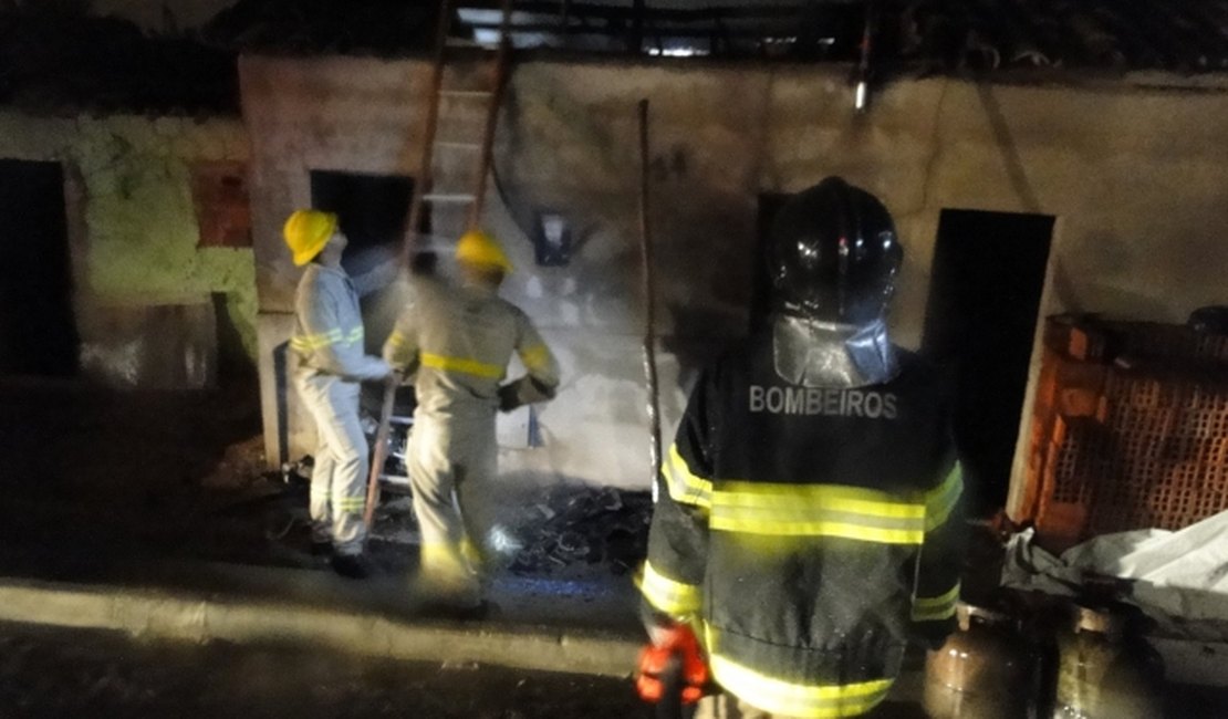 Homem ateia fogo na residência de desafeto após briga em Arapiraca