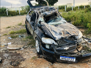 Grave acidente deixa cinco pessoas feridas e carro totalmente destruído em Palmeira dos Índios