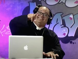 Padre viraliza na internet ao ser DJ de 'rave de missa' na Rede Vida