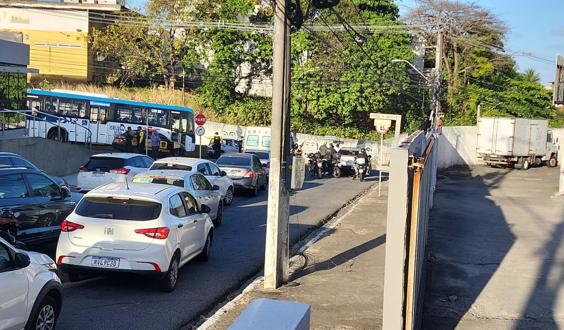 Acidente deixa motociclista ferido e trânsito lento na Ladeira Geraldo Melo, em Maceió