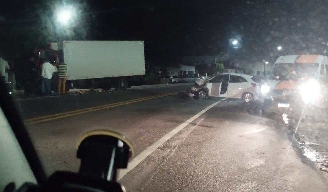 Colisão entre carro e caminhão deixa veículo destruído no município de Maribondo