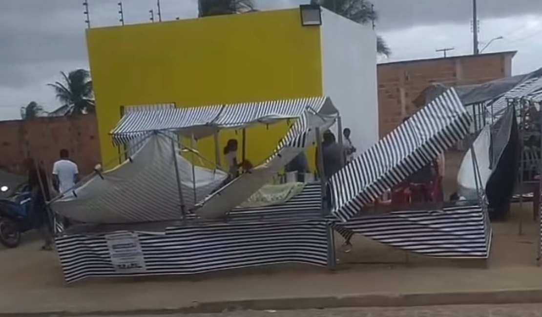 Vento forte provoca tumulto e destrói estruturas de feira no povoado Cangandu