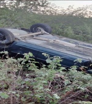 Após perder controle da direção, motorista capota carro e sai andando do veículo em Delmiro Gouveia