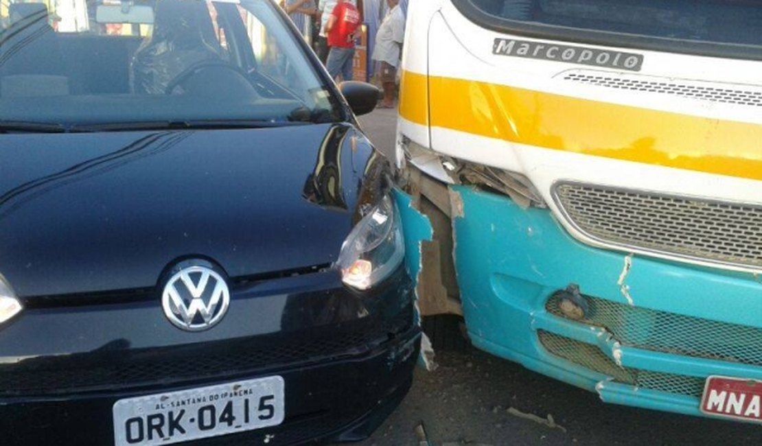 Colisão deixa o trânsito lento no Centro de Arapiraca