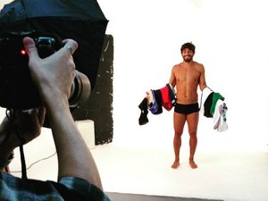 Noivo baiano de Deborah Secco posa de sunga para grife