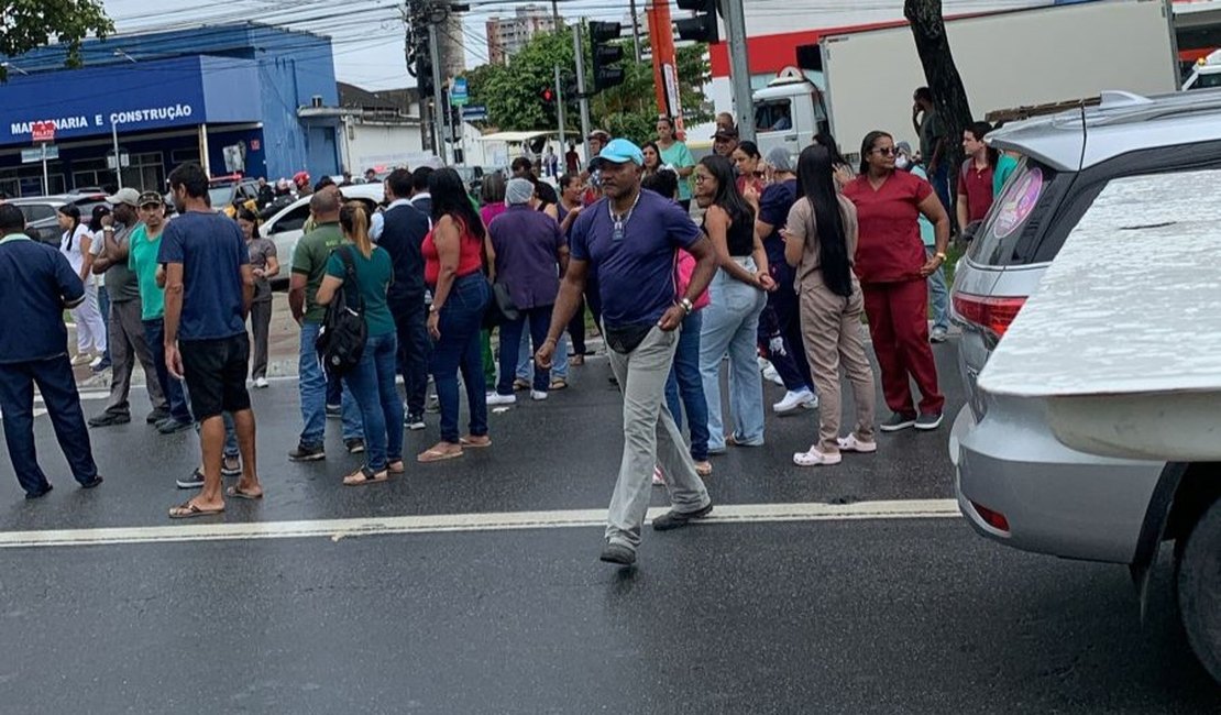 [Vídeo] Funcionários do Hospital Veredas bloqueiam Fernandes Lima por falta de pagamento
