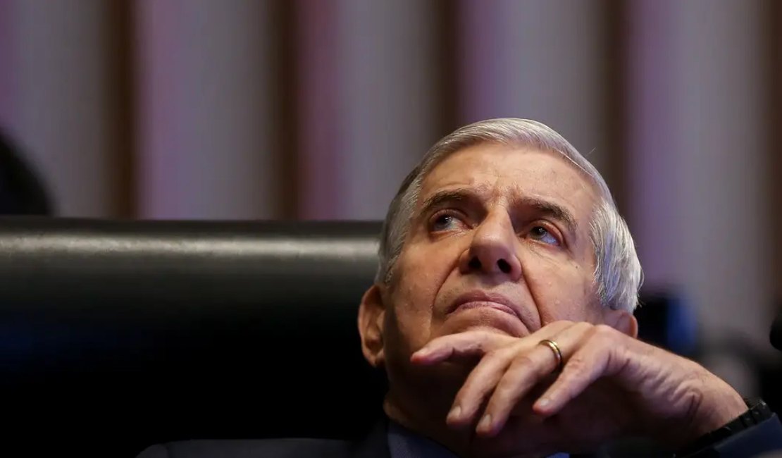 Moraes concede prisão domiciliar humanitária a Augusto Heleno