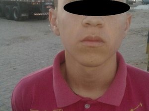 Armado, adolescente tenta assaltar loja mas é contido por populares e espancado