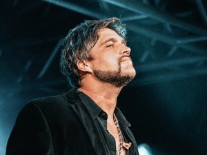 Cantor Léo Chaves cancela live após equipe pegar coronavírus