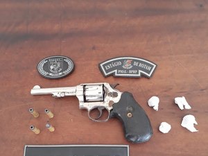 Jovem é preso com drogas e  arma em casa noturna, em Maceió