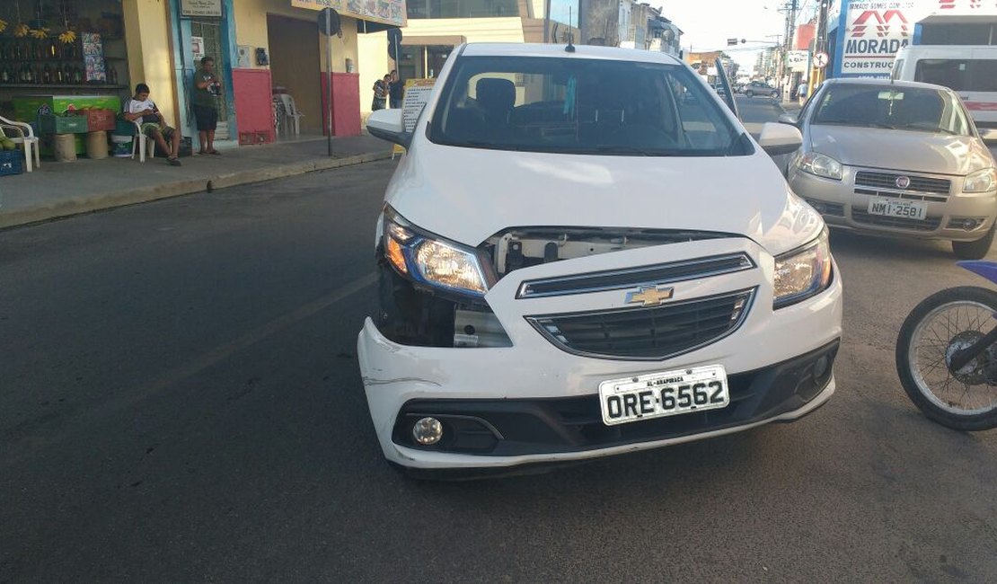 Veículo tem para-choque arrancado durante colisão em Arapiraca