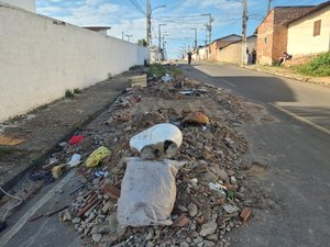 Moradores descartam lixo irregularmente em área próxima a escola em Arapiraca