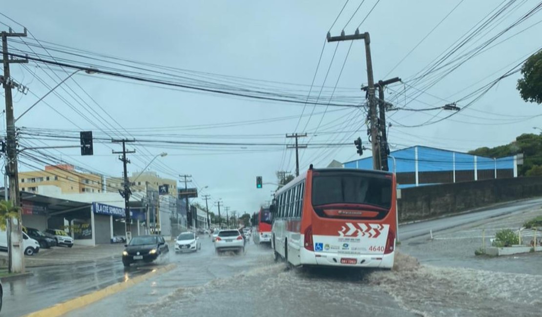 Chuvas deixam ruas alagadas e apagam semáforo na Av. Júlio Marques, em Maceió