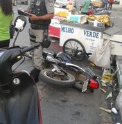 Vendedor ambulante sofre queimaduras com óleo após ser atingido por motocicleta