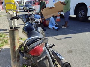 Colisão entre e carro e motociclista deixa um ferido no bairro do Jacintinho