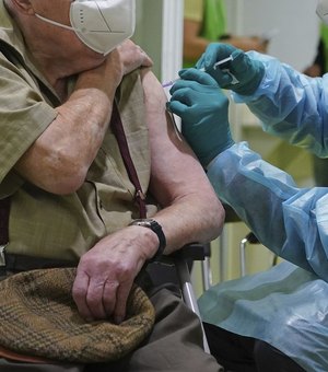 Enfermeira é suspeita de injetar solução salina em vez de vacina na Alemanha