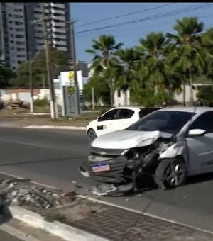 [Vídeo] ﻿Táxi derruba poste, fica atravessado na pista e deixa trânsito lento na Av. Gustavo Paiva