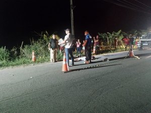 Colisão entre veículo e uma bicicleta deixa uma pessoa morta na AL 210