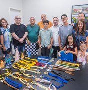Prefeito Luciano Barbosa recebe arapiraquenses campeões brasileiros e panamericanos de xadrez