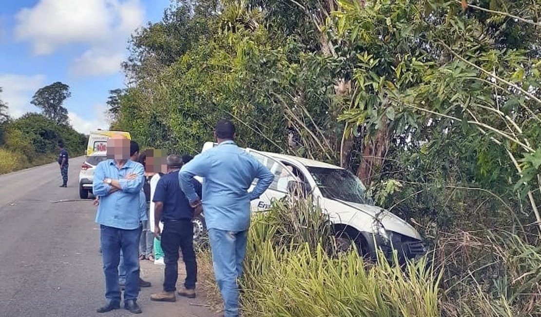 Colisão em árvore deixa motorista preso às ferragens na AL-105